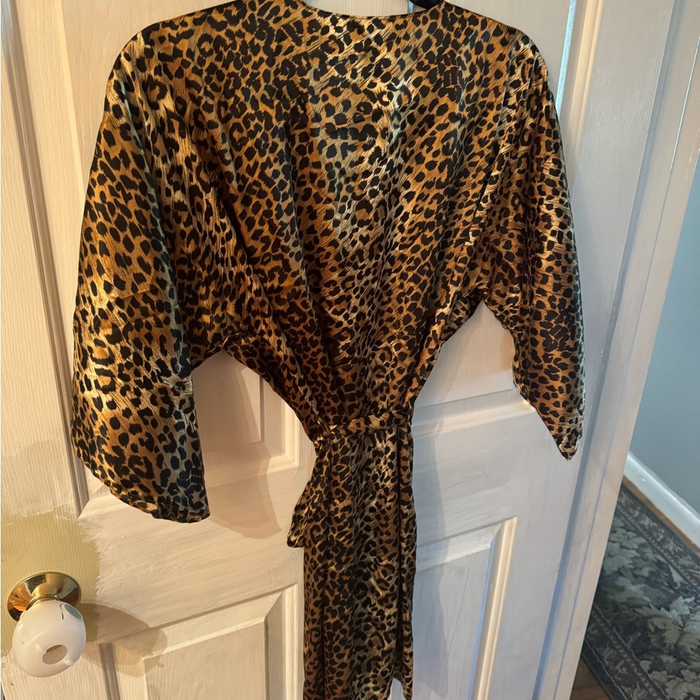 NWOT- Secret Treasures leopard short robe- size Small perfect condition- NEW